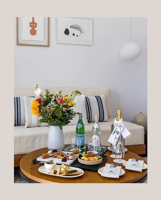 KING DELUXE ONE BEDROOM SUITE WITH POOL