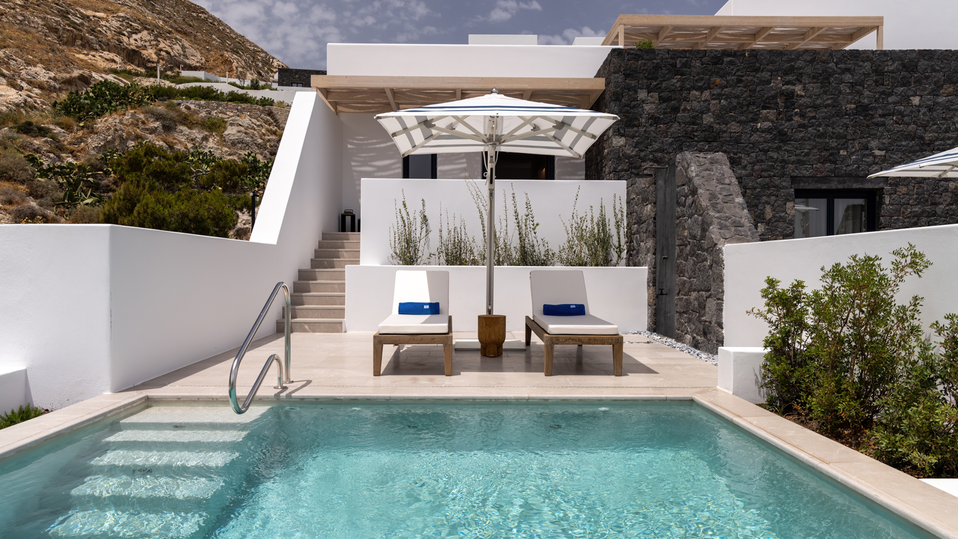 Gallery KING DELUXE ROOM WITH POOL